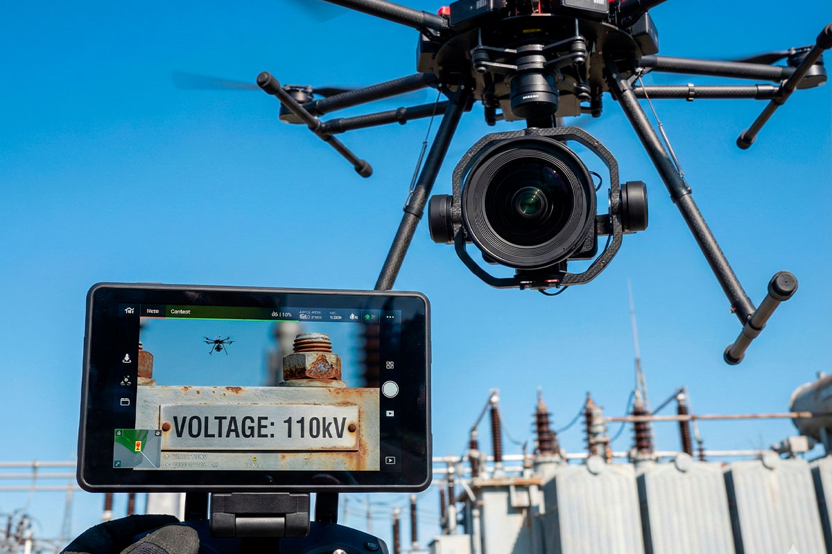 Detalle nítido de etiqueta en transformador eléctrico capturado a larga distancia con el zoom óptico 34x de la cámara Zenmuse H30T
